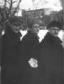 Евгений Петров, Борис Левин (муж Евы Розенгольц) и Михаил Пустынин. Ок. 1932 года. Фото Ильи Ильфа