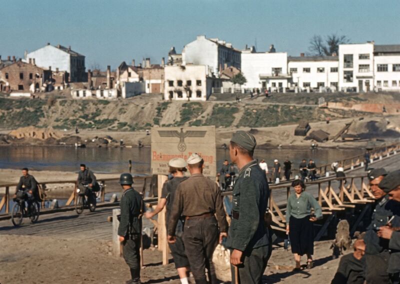 Файл:Derevyannyj-most-getto-1941.jpg