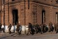 Колонна пленных красноармейцев поворачивает с улицы Госпитальной на улицу Буденного. Кадр немецкой кинохроники. Июль-август 1941 год