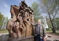Скульптор Иван Казак у типового памятного знака «Древо жизни». 24 апреля 2025 года