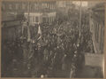 Первомайская демонстрация 1917 года. 1-й отдельный литовский батальон был сформирован в Витебске (1500 человек) Его флаг несут справа. Батальон был расформирован 24 апреля 1918 года.