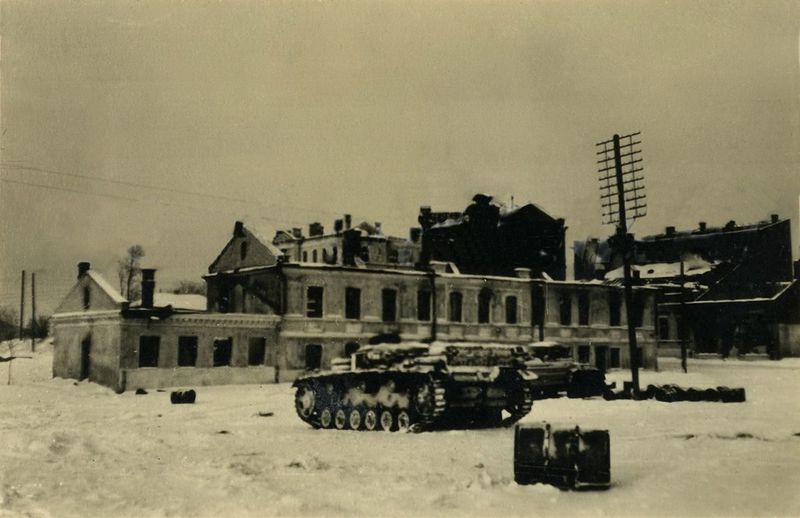 Файл:Lenin-Square-1941-1944.jpg